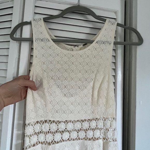 Free People Crochet & Lace “Fitted with Daisies” mini - Cream - Size 6 - Picture 6 of 10